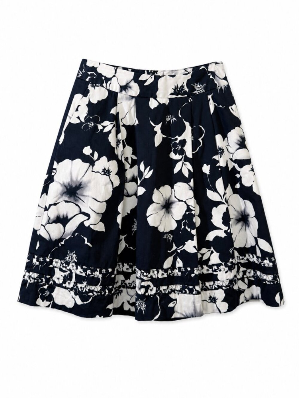 White House Black Market Black & White Floral Pleated Skirt Size 2